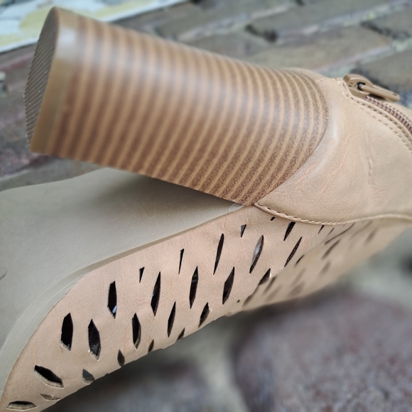 Apt. 9 Tan Cutout Ankle Booties Size 6.5 B1 - Picture 13 of 13